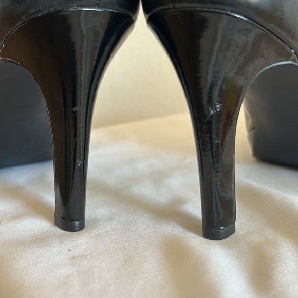 Black Tahari Laura Round Toe Stilletto Size 8 - Picture 11 of 11